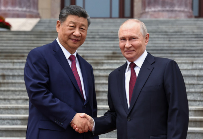 Putin w Pekinie. Chiny utrzymują “strategiczne partnerstwo z dowolnym mocarstwem”