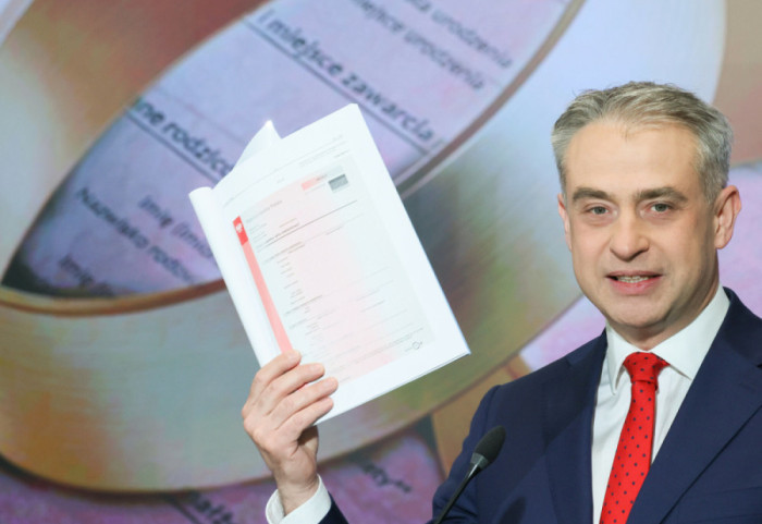CBOS: Polacy podzieleni w sprawie transkrypcji małżeństw jednopłciowych