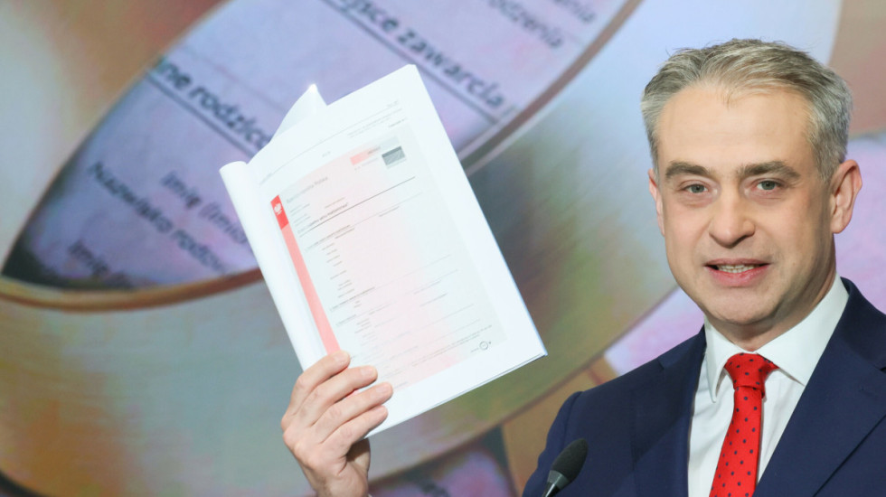 CBOS: Polacy podzieleni w sprawie transkrypcji małżeństw jednopłciowych
