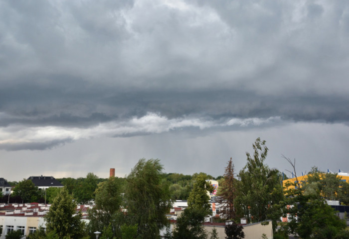 W niedzielę pogorszenie pogody. Nad Polską zachmurzenie, deszcz i burze