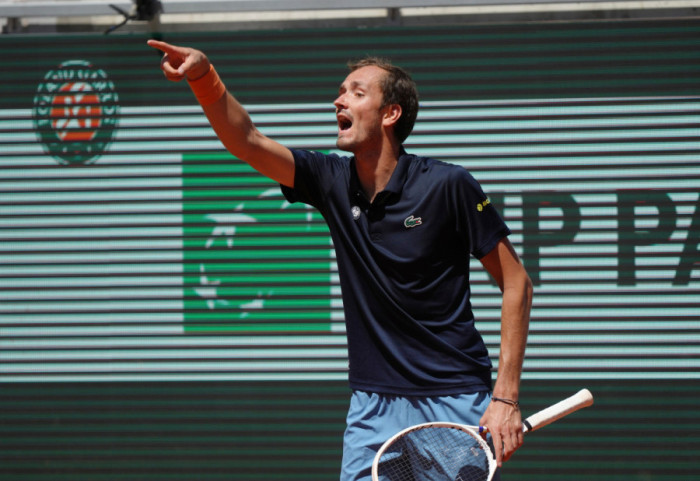 Sensacja na Roland Garros. Miedwiediew wyrzucony z turnieju
