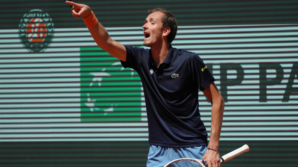 Sensacja na Roland Garros. Miedwiediew wyrzucony z turnieju