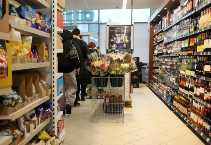 Polacy na zakupach: inflacja odpuszcza, ale nawyki zostają