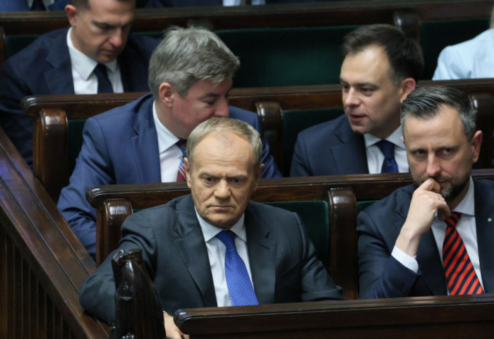 Tusk o fałszywych alarmach. “Dobrze zorganizowana grupa młodych ludzi”