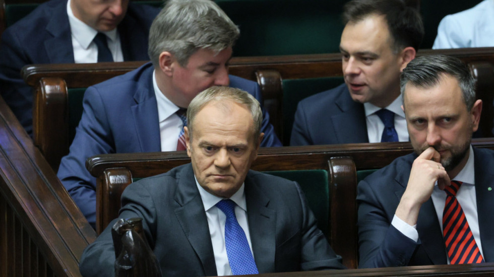 Tusk o fałszywych alarmach. “Dobrze zorganizowana grupa młodych ludzi”