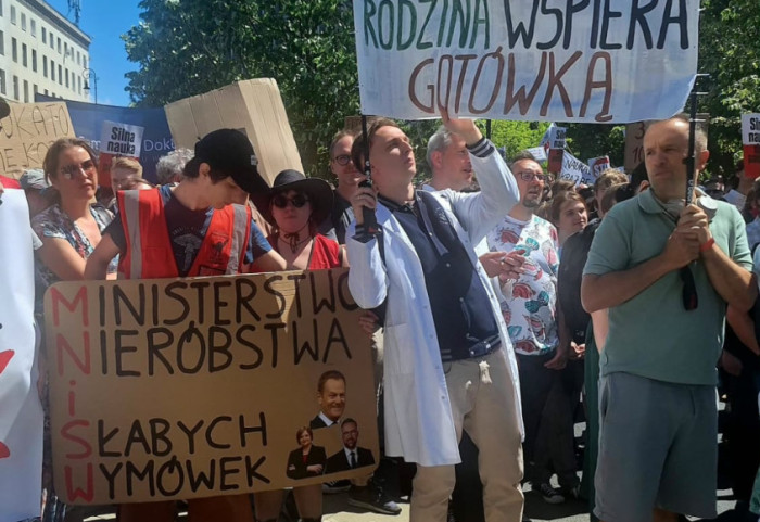 "Prestiżem się nie najem". Naukowcy protestują pod Sejmem