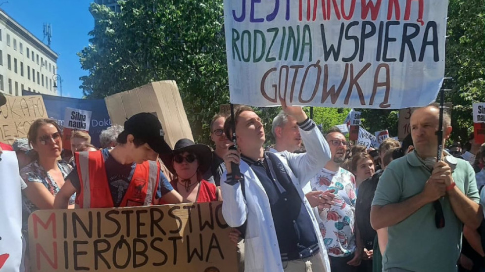 "Prestiżem się nie najem". Naukowcy protestują pod Sejmem