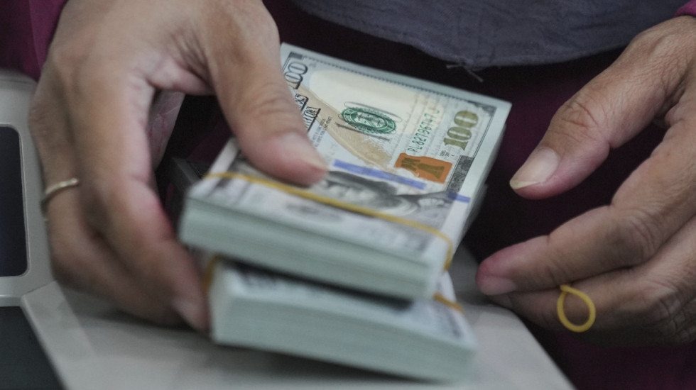 Polacy a waluty obce: rośnie świadomość, ale kupujemy je głównie z potrzeby