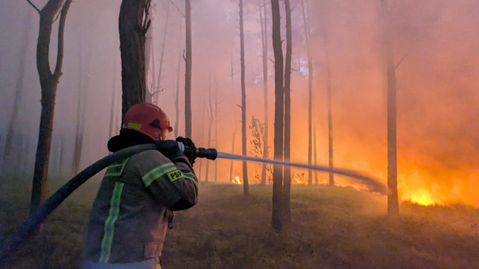 Trwa walka z ogromnym pożarem lasu pod Warszawą. W akcji setki strażaków, wojsko i dron Bayraktar