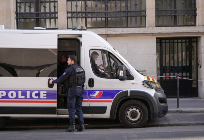 Francja: policjant zastrzelił napastnika uzbrojonego w noże