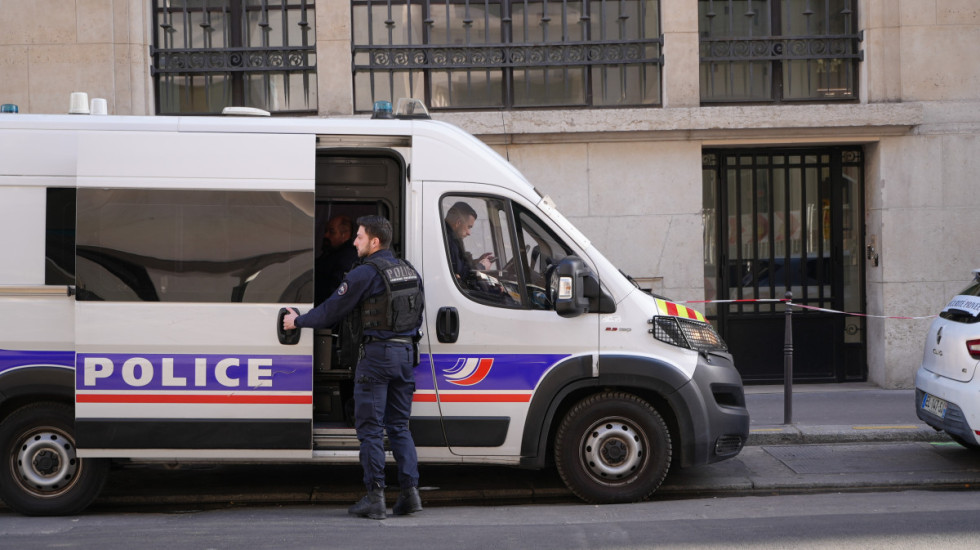 Francja: policjant zastrzelił napastnika uzbrojonego w noże