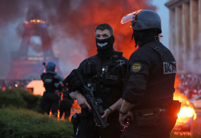 Morawiecki i Szefernaker o zamieszkach po finale Ligi Mistrzów: "Polska musi patrzeć na Paryż jak na ostrzeżenie"
