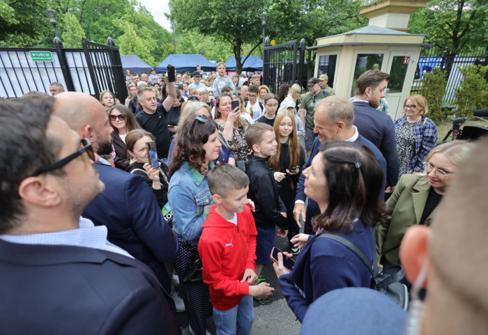 Premier w Dniu Dziecka. Zdjęcie w "dyskusyjnej stylówce"
