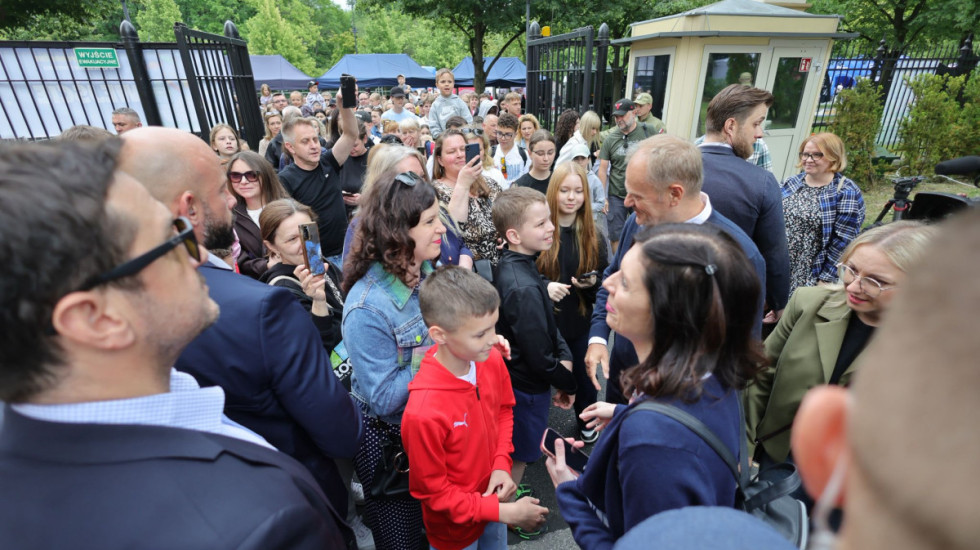 Premier w Dniu Dziecka. Zdjęcie w "dyskusyjnej stylówce"